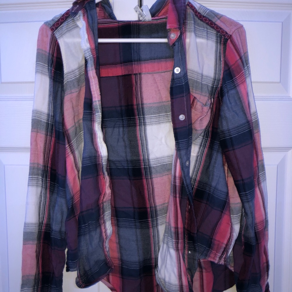 Plaid long sleeve button-up shirt